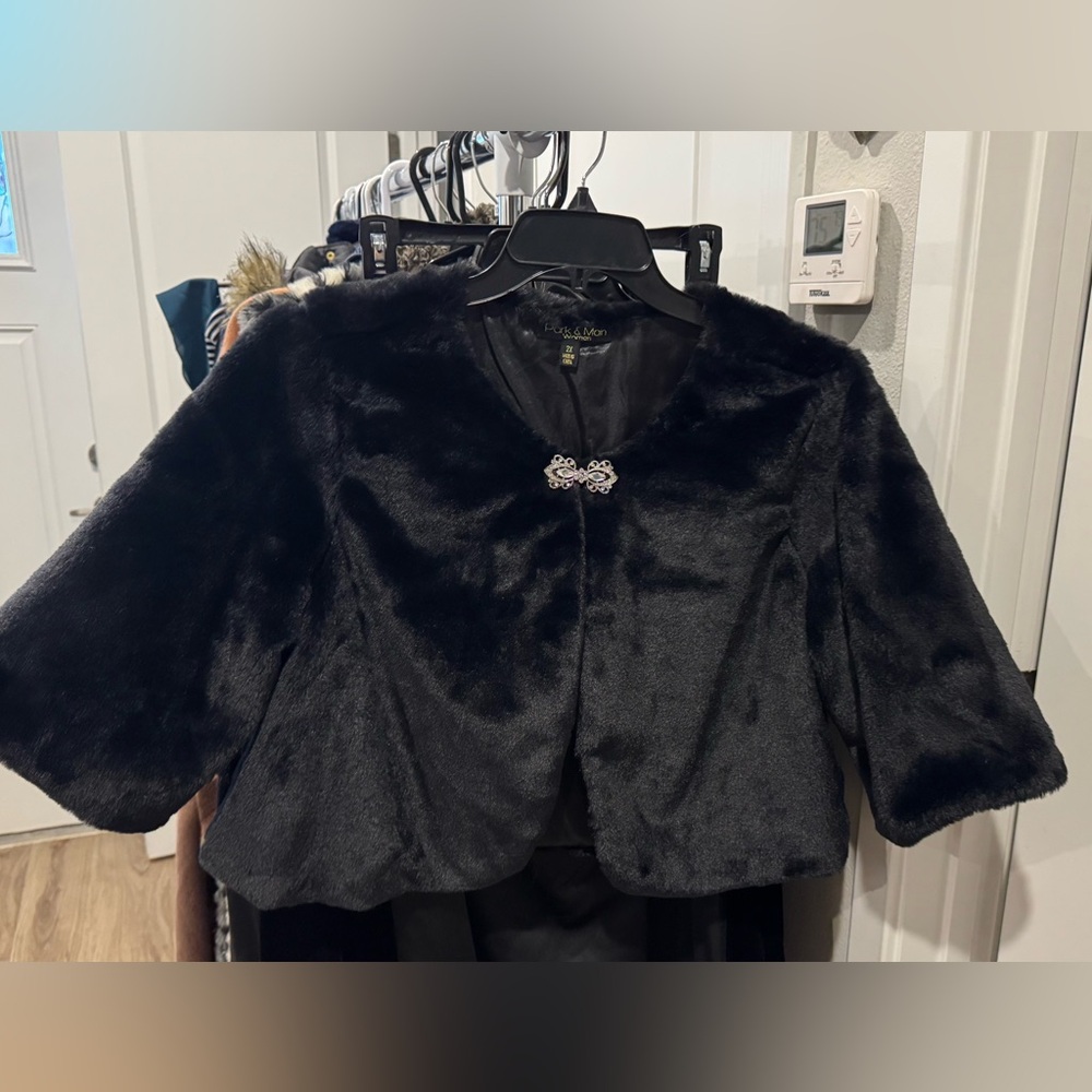 Elegant Black Faux Fur Cape by Park And Main 2x runs small